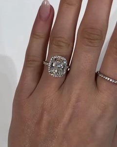 Anillo de compromiso de diamantes con corte de cojín de 10x8mm | Halo Pave Band Plata de ley chapada en oro de 18 quilates | Boda nupcial minimalista fina - Product Image 4