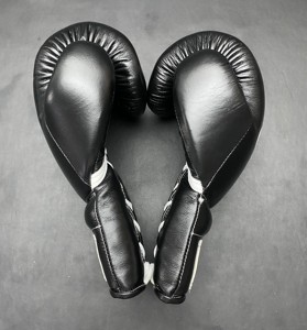 Gants de boxe et d'arts martiaux professionnels de haute qualité personnalisables, en cuir véritable, à lacets noirs, séchage rapide, respirants, avec fermeture à boucle et crochet - Product Image 2