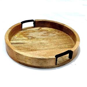 Plateau de service rond en bois créatif avec poignée en métal pour décorer cuisine maison hôtel avec plateau en bois de taille personnalisée de l'Inde - Product Image 1