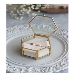 Boîte de rangement pour bagues en métal et verre avec cadre doré, qualité supérieure, forme et taille personnalisées, boîte à bijoux en provenance d'Inde - Product Image 6