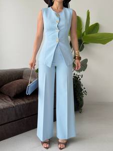 Ensemble de costume sans manches bleu clair pour femme avec détails boutonnés, pantalon long et gilet de couleur unie, élégant, pour l'été - Product Image 6