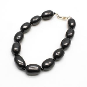 Pulsera de shungita con 14 cuentas ovaladas pulidas de 0.51*0.35 pulgadas (13*9 mm) con cuentas negras con cierre de cadena, talla 16-17 - Product Image 1