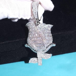 จี้รูปดอกไม้ประดับเพชรมอยส์ซาไนต์ทรงบาแกตต์ตัดจี้กุหลาบ925เงินสเตอร์ลิงเป็นของขวัญเครื่องประดับชั้นดีสำหรับคู่รัก - Product Image 6