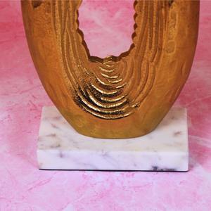Décoration de table artistique de pièce maîtresse unique en or de qualité supérieure pour l'affichage de bureau à domicile - Product Image 3