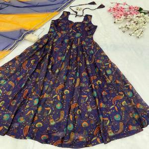 Vestido Anarkali de Seda Organza con Estampado Digital VASTRA COTTAGE, con Falda Amplia y Elegante Dupatta de Organza con Borde de Encaje, Ropa de Diseñador - Product Image 6