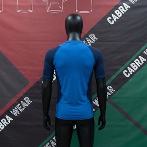 เสื้อรัดกล้ามเนื้อแขนสั้นสำหรับผู้ชาย พิมพ์ลายด้วยความร้อน ป้องกันแสงแดด UPF50 ผลิตจากโพลีเอสเตอร์ 100% น้ำหนัก 240 กรัม เหมาะสำหรับการฝึกซ้อมเป็นทีม - Product Image 3