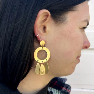 Boucles d'oreilles tendance en métal plaqué or, laiton mat et polonais Boucles d'oreilles multi-formes à breloques faites à la main Bijoux BY HF CRAFTS - Product Image 1