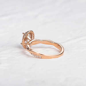 Elegante y único anillo de compromiso de moissanita de corte ovalado hecho a mano diseño retorcido - Product Image 6