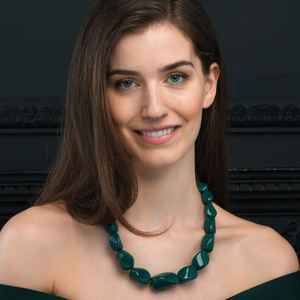 Collier en résine de luxe personnalisé, dernier cri, fabriqué à la main avec la meilleure qualité, poli à haute brillance, magnifique et tendance, pour femmes, en provenance d'Inde. - Product Image 1