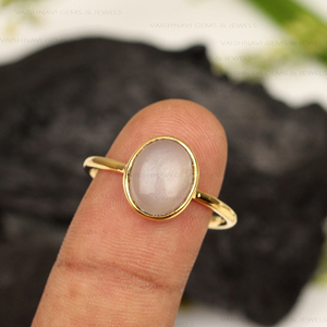 แหวนเงินแท้ 925 ชุบทองคำ 18k ประดับมูนสโตนทรงรี 8x10 มม. ดีไซน์เรียบหรู สำหรับผู้หญิง - Product Image 4