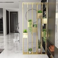 Paravent métallique inspiré des motifs géométriques, idéal pour les appartements urbains avec des intérieurs ethniques contemporains