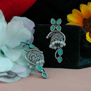 Look argent et pierre Kundan Jhumki avec perles suspendues Beau mélange de design traditionnel Artisanat raffiné Tenue décontractée - Product Image 4