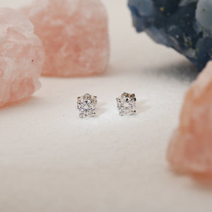 Pendientes de diamante solitario de 1 quilate de corte brillante redondo CVD Lab Grown, oro amarillo de 14K, regalo para niña/niña para mujer - Product Image 4