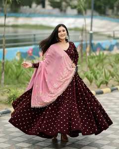 PARA ESTA PRÓXIMA TEMPORADA DE NAVARATRI NUESTRA EXCLUSIVA INVERSOR MODERNO TODAS LAS TEMPORADAS FIESTA COSTURA COMPLETA LEHENGA CHOLI - Product Image 1