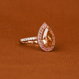 Bague de fiançailles plaquée or 14 carats avec pierre d'accentuation glamour, diamant de laboratoire jaune taille poire, diamant rose, sertissage halo classique - Product Image 3