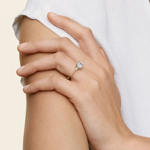 Bague de fiançailles tendance et adorable à trois pierres en diamant avec un design élégant pour toutes les occasions - Product Image 2