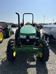 2023 JOHNN 5060E | Cortacésped John Deeere con cargador frontal y cucharón de conexión rápida a la venta - Product Image 2