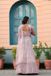Beau et le plus tendance de mariage Lehenga avec de belles broderies, des paillettes Dori et des paillettes lourdes - Product Image 3