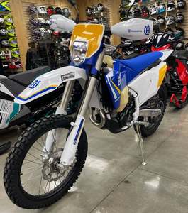 Disponible dès maintenant en stock : Husqvarna FE 350s Heritage 2025 à vendre – Blanc/Bleu • Nouvelles motos, expédition rapide dans le monde entier - Product Image 1