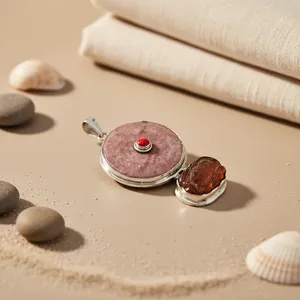Pendentif vintage en argent sterling 925 en forme de goutte d'eau avec incrustation d'ambre et sertissage clos de pierres roses, élégant, unisexe, pour usage quotidien - Product Image 1