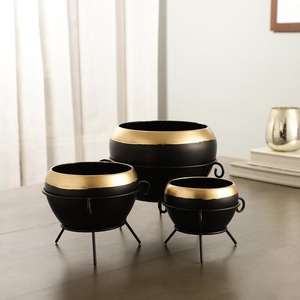 Elegante Maceta Negra con Detalles Dorados para Decoración de Interiores Contemporánea, Estilo Hogareño y Exhibición Decorativa en Suelo o Mesa - Product Image 3