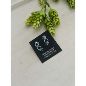 Boucles d'oreilles demi-cercle Robertson Martinez en opale bleue (synthétique) avec clous en argent sterling et serti clos, motif géométrique - Product Image 3