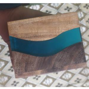 Tablero de charcutería de resina de madera personalizado para cocina y hotel de regalo de compromiso hecho a mano con forma cuadrada de alta calidad azul - Product Image 1