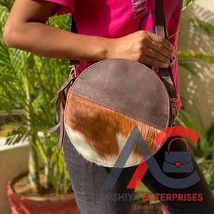 Meilleure vente en gros de produits Sac à main en cuir de vachette avec fourrure Sac à bandoulière pour femme Sac à main en fourrure véritable pour femmes - Product Image 1