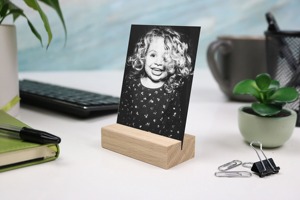 Porte-cartes en bois fabriqué à la main organisateur élégant pour les photos de cartes de place de bureau ou l'affichage de notes quotidiennes - Product Image 6