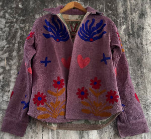 Veste chemise vintage Kantha Suzani pour femme – Vêtement d'extérieur bohème en coton matelassé réversible, fait main et unique - Product Image 2