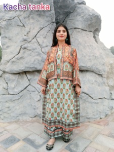 Manteau long pour femme pakistanais 2pc Costumes en tissu Karandi avec chemise intérieure Vêtements d'hiver-Collection de vêtements indiens et pakistanais - Product Image 2