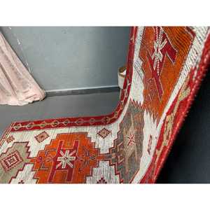 Tapis vintage Herki 3,5 x 10,6 pieds, tapis turc rouge à motifs floraux en laine - Product Image 2