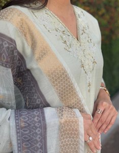 Luz Pista Color Premium seda romana bordado a mano cuello en V tamaño libre boda y fiesta especial tradicional Kurti conjunto para la venta - Product Image 3