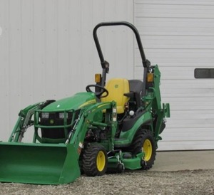 Tracteur utilitaire compact John Deere 25 CV 4x4 à transmission par engrenages, vert, avec chargeur frontal et pelle arrière pour usage en jardinage - Product Image 3