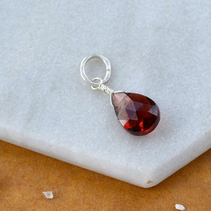 Colgante de Piedra Natalicia de Granate en Forma de Lágrima, Gema Roja de Enero, Chapado en Oro, Joyería Delicada Hecha a Mano para Mujer - Product Image 2
