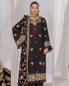 Colección SSumaira Colección Premium Winter Collection Camisa Dhanak bordada emparejada con chal de terciopelo suave - Product Image 1