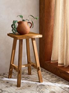 Taburete de madera de diseño audaz que aporta carácter, calidez y valor funcional al diseño de muebles de interior. - Product Image 4