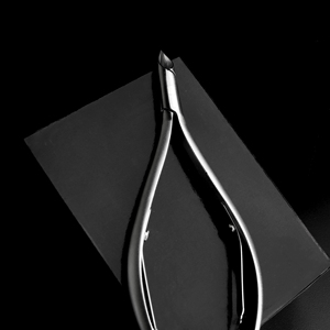 Pince à cuticules en acier inoxydable VNC-04-GC finition grise Vina Poignée incurvée Double ressort Coupe précise - Product Image 2