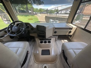 Used 2022 T-h-o-r F-r-e-e-d-o-m T-r-a-v-e-l-e-r A32 trailer ready for sale - Product Image 5