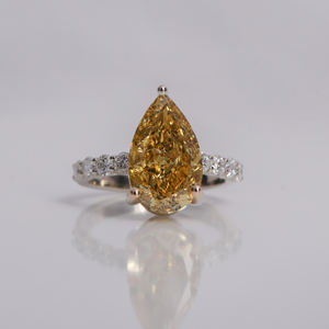 Anillo de Compromiso Clásico de 4.5-5.0 Quilates con Diamante Amarillo Corte Pera Creado en Laboratorio, con Certificación IGI y Engaste Pavé, Chapado en Oro Sólido de 14 Quilates - Product Image 2