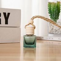 Diffuseur de voiture épais vide suspendu personnalisé bouteille en verre parfum ornements désodorisant pour rétroviseur de voiture