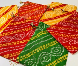 Bolsa de recuerdo de regalo de boda y festival indio con estampado Bandhej para Acción de Gracias Día de San Valentín Diwali Return Guest Voin Pouch - Product Image 2
