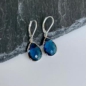 Boucles d'oreilles simples en quartz saphir bleu marine élégantes 22 mm à fermoir à levier en argent sterling 925 Pierre de naissance de septembre Poise - Product Image 3
