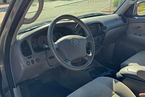 Toyota Sequoia SR5 d'occasion en excellent état, modèle 2003 - Product Image 1