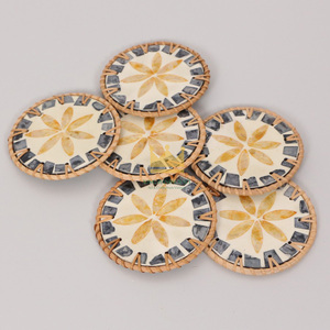 Posavasos de conchas marinas Fritillaria Natural hecho a mano, alfombrilla de aislamiento térmico de borde envuelto de ratán personalizable, alfombrillas y almohadillas ligeras de lujo - Product Image 1