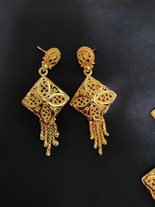 Boucles d'oreilles collier en plaqué or 22K de conception privée OEM serti d'une parure de bijoux de style luxueux à vendre par les exportateurs - Product Image 4