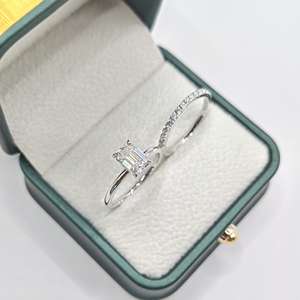 แหวนหมั้นเพชรโมอิสซาไนต์ทรงสี่เหลี่ยมมรกตแบบคลาสสิก 1 กะรัต พร้อมแหวนแต่งงานแบบครึ่งวงประดับเพชร ชุดเจ้าสาวสำหรับผู้หญิง เงินแท้ 925 - Product Image 2