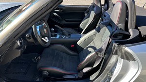 Fiat 124 Spider Abarth 2020, moteur 1,4 L I4 Multiair Turbo, boîte manuelle 6 vitesses, voiture décapotable - Product Image 4