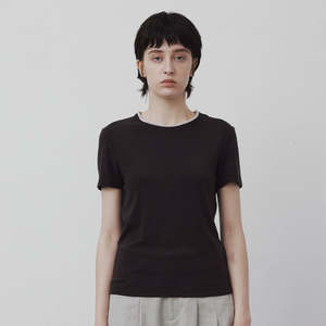 Camiseta acanalada para mujer con ribete en contraste-Camiseta clásica de cuello redondo, suave y atemporal - Product Image 5