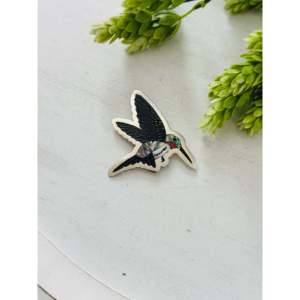 Broche Dale Edaakie Hummingbird en argent sterling et pierres multiples avec coquillage comme pierre principale - Product Image 2